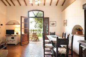 福洛尼卡的住宿－Il Martellino，厨房以及带桌椅的用餐室。