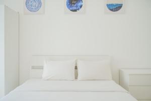 Ένα ή περισσότερα κρεβάτια σε δωμάτιο στο Spacious and Elegant 2BR M-Town Serpong Apartment By Travelio +13 φωτογραφίες