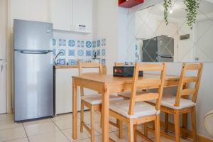 Η κουζίνα ή μικρή κουζίνα στο Spacious and Elegant 2BR M-Town Serpong Apartment By Travelio