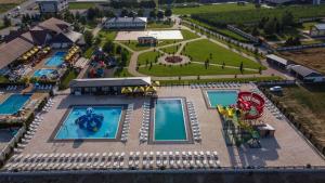 Вид на бассейн в Hotel Intergaj Bijeljina или окрестностях