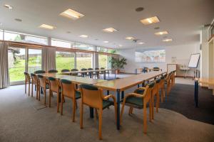 una sala conferenze con un lungo tavolo e sedie di Hotel Gasthof Handl a Schönberg im Stubaital