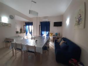 a living room with a table and a blue couch at G&G - Bed & Breakfast in Vieste