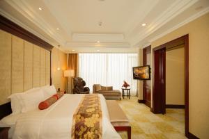 TV a/nebo společenská místnost v ubytování Soluxe Hotel Guangzhou - Overseas Buyers Registration Service&Canton Fair Free Shuttle Bus 15 Oct to 04 Nov