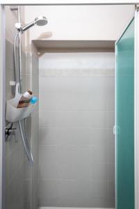 y baño con ducha y puerta de cristal. en Appartamento Eden Tuscany en Casciana Terme