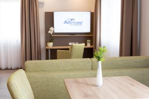 A television and/or entertainment centre at Aparthotel Am Pfaffenstein