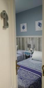 A bed or beds in a room at Bonito piso a de Candela en O Grove
