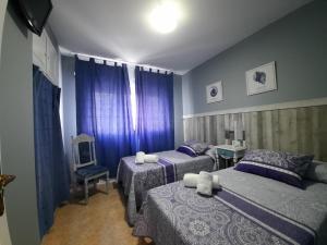A bed or beds in a room at Bonito piso a de Candela en O Grove