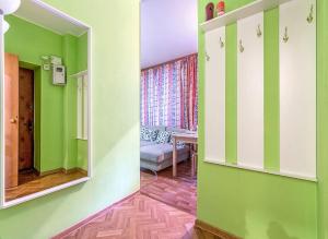 モスクワにあるApartment Hanaka Fortunatovskaya 19の緑の壁と鏡が備わるリビングルーム