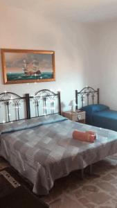 una camera con un grande letto e un divano blu di Il Girasole a Crotone
