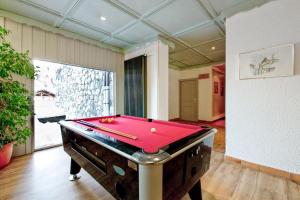 a ping pong table in a room with a pool table at Résidence Pierre & Vacances Les Bleuets in Méribel