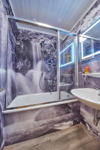 ein Bad mit einer Dusche und einem Waschbecken in der Unterkunft Ski & Bike Appartements Forsthaus in Saalbach-Hinterglemm