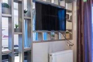 Televízia a/alebo spoločenská miestnosť v ubytovaní Nora's Home Kalamata
