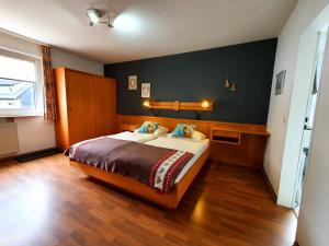 een slaapkamer met een bed en een groene muur bij Pension Robin Hood in Willingen