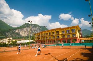 Tennis ja/või seinatennis majutusasutuses Garda Sporting Club Hotel või selle läheduses