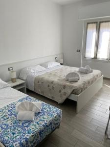 Voodi või voodid majutusasutuse Albergo Aduepassi & Servizio Bike Shuttle toas