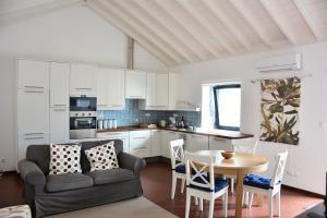 A kitchen or kitchenette at Casa dos Botes - WhaleBoat House TER