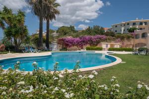 The swimming pool at or close to One Bedroom Sea View Apartment Clube Rio Ferragudo