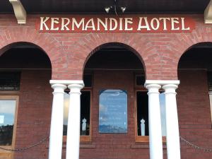 Certifikát, hodnocení, plakát nebo jiný dokument vystavený v ubytování Kermandie Hotel