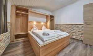 
Ein Bett oder Betten in einem Zimmer der Unterkunft Ski & Bike Appartements Forsthaus by HolidayFlats24
