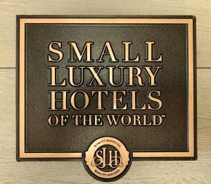 Et logo, certifikat, skilt eller en pris der bliver vist frem på Amani Boutique Hotel - Small Luxury Hotels of the World