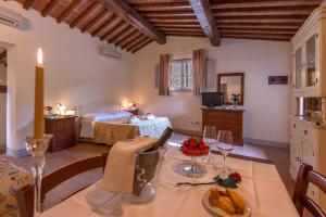 ein Wohnzimmer mit einem Bett und einem Tisch mit Essen in der Unterkunft Agriturismo Concadoro in Castellina in Chianti