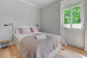 Posteľ alebo postele v izbe v ubytovaní Grand Apartments
