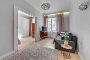 Televízia a/alebo spoločenská miestnosť v ubytovaní Grand Apartments