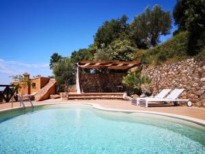 einen Pool mit einer Bank und einer Pergola in der Unterkunft Due Esperienza Panoramica in Lamezia Terme