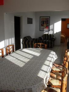 Hotel y Bungalows Monteverde في شاشالاكاس: غرفة نوم مع سرير وغرفة معيشة