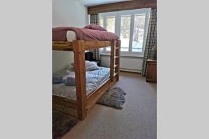 a room with two bunk beds in a room at Beautiful apartment entirely renovated near the center in Villars-sur-Ollon