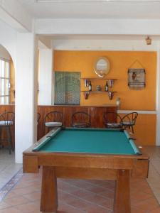 una mesa de billar en el medio de una habitación en Hotel y Bungalows Monteverde, en Chachalacas