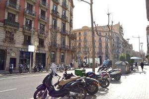 バルセロナにあるビズフラッツ アイシャンプラ アパートメンツの市道に停められた一列のバイク