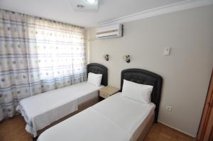 Postel nebo postele na pokoji v ubytování Defne & Zevkim Hotel