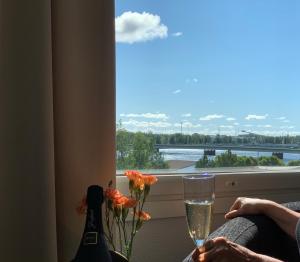 Výhled na řeku, která protéká v blízkosti hotelu