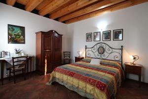 sypialnia z łóżkiem i stołem oraz tableablish w obiekcie Fattoria Grimana w mieście Montegalda