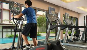 un homme qui marche sur un tapis de course dans une salle de sport dans l'établissement Seda Centrio, à Cagayán de Oro