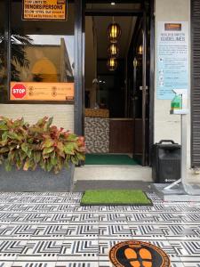 Urbantel Hotel في لوسينا: مدخل للمطعم مع وجود لافته على الباب