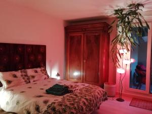 Un dormitorio con una cama con una bolsa. en LE KATZALA en Mulhouse