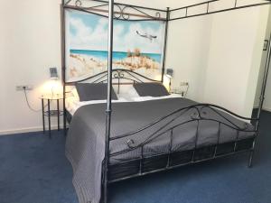 - une chambre avec un lit offrant une vue sur la plage dans l'établissement Fletcher Strandhotel Renesse, à Renesse