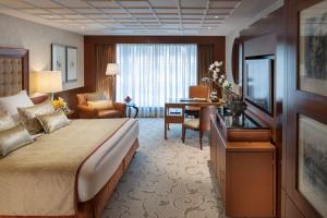 Uma cama ou camas num quarto em Mandarin Oriental, Hong Kong