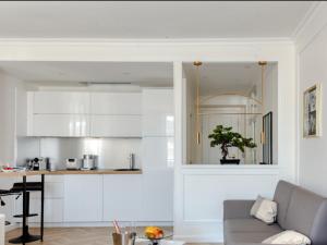 een woonkamer met een bank en een keuken bij La Croisette - Studio Concord Miramar in Cannes