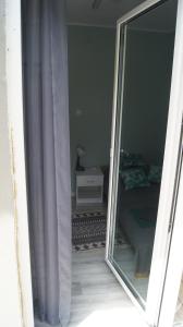 Een bed of bedden in een kamer bij Zacisze, domek na wsi blisko Trójmiasta
