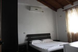 Uma cama ou camas num quarto em Hotel Athina