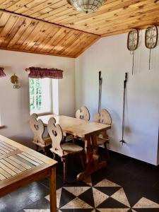 ein Esszimmer mit einem Holztisch und Stühlen in der Unterkunft Korenov 1256 in Kořenov
