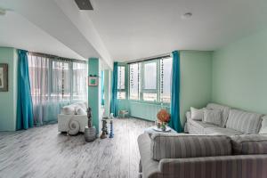 a living room with blue walls and a couch at Beach Suite Sand in Zandvoort