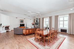 - une salle à manger avec une table et des chaises dans l'établissement Tallinn City Apartments Old Town Toompea, à Tallinn