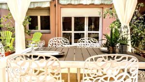 Ein Balkon oder eine Terrasse in der Unterkunft BizFlats Garden House