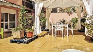 Ein Patio oder anderer Außenbereich in der Unterkunft BizFlats Garden House