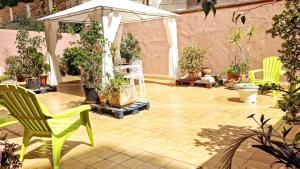 Ein Garten an der Unterkunft BizFlats Garden House