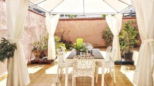 Ein Garten an der Unterkunft BizFlats Garden House